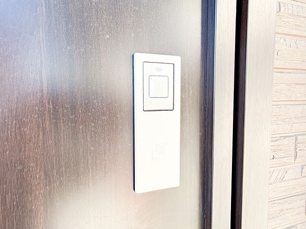 買い物帰りもラクラク。かざすだけで解錠できるカードキー採用で、荷物で手が塞がっていてもスムーズです。