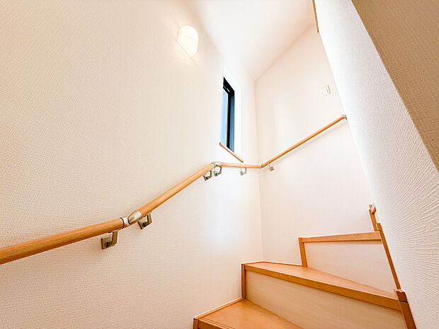 窓からたっぷりと降り注ぐ陽光。明るい室内は、家族の表情も心もパッと明るく照らす、幸せの空間。