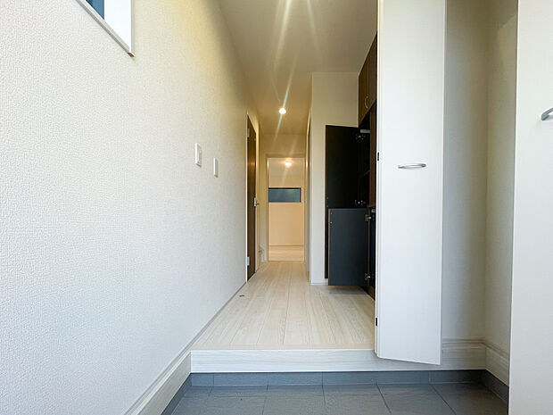 収納スペースが広く靴が多くても安心出来ると思います。