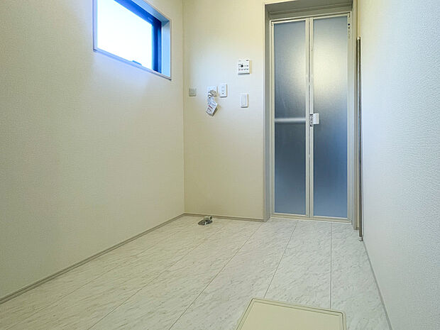 ゆとりのある脱衣場で着替えたりしやすい作りになっています