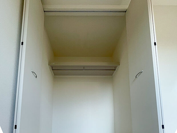 コートなどアウターをかけれるような便利な作りになっています。