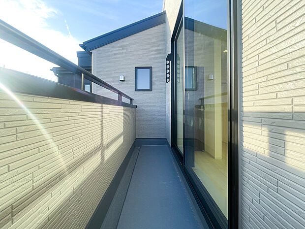 日当たりの良いバルコニーで使い勝手のいい作りになっています