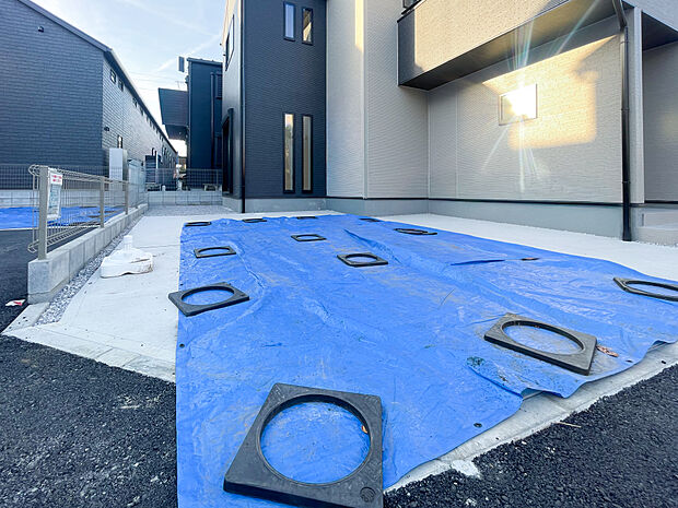 2台止められる作りになっていてゆとりのある駐車場です