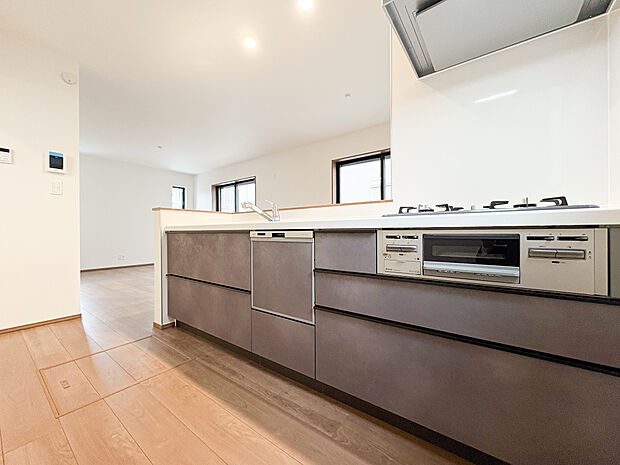 リビングで遊ぶお子様を見守りながらお料理ができる対面タイプの開放的なキッチンが採用されています。家族の団欒場所であるLDKだからこそ、お料理中もご家族との会話をお楽しみください。