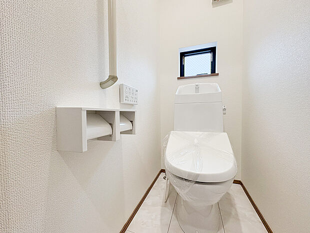 白色に統一されたトイレは清潔感に満ち溢れております。