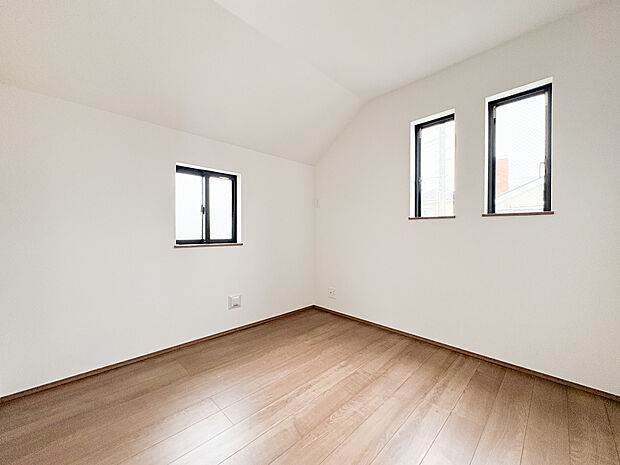 複数設置された窓からは、心地よい採光がお部屋に降り注ぎます。心地の良い空間をお楽しみください。