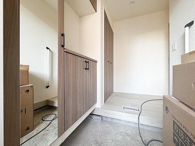 広々とした玄関は、家族みんなの靴や荷物をスマートに収納できます。毎日をスムーズにスタートできる、デザイン性の高い空間です。