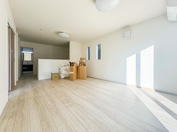 陽光が降り注ぐ明るいリビングは、家族の笑顔があふれる団らんの場所に。広々とした空間で、お子様ものびのびと過ごせます。