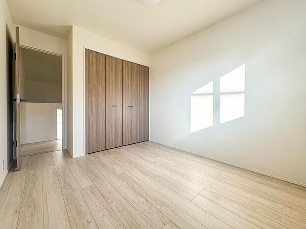 明るい陽光が差し込む洋室は、お子様の成長に合わせて様々に活用できます。収納も完備で、すっきりとした空間を保てます。