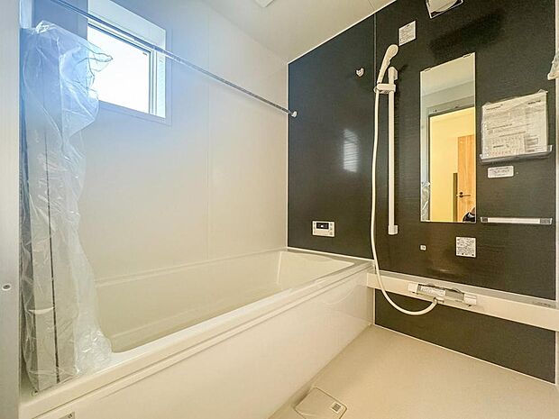 清潔感あふれるモダンな浴室は、家族みんなのリラックス空間。窓から光が差し込み、心地よいバスタイムを演出します。