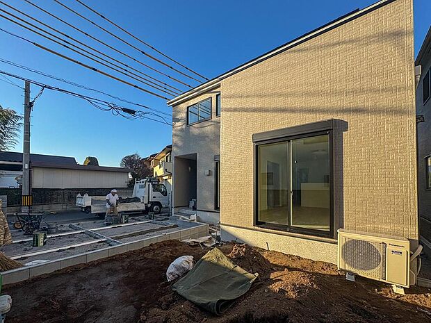 明るい陽光が降り注ぐ、洗練されたデザインの外観。新しい家族の物語を紡ぐ、心地よい暮らしがここから始まります。