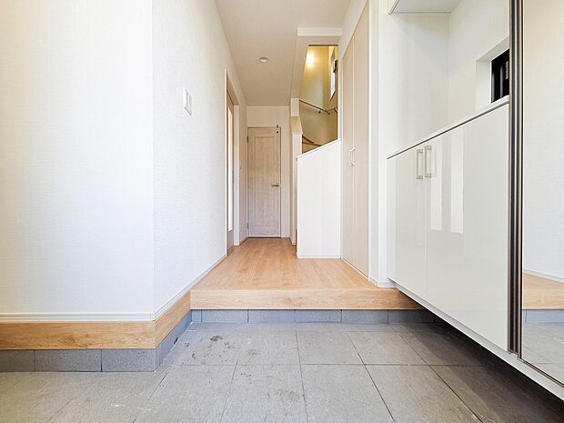 玄関スペースは広さがあり、来客時にもゆとりを感じられる空間が広がります。シンプルで上品なデザインが魅力で、住む人と訪れる人に気持ちよく迎えられる第一印象を与えてくれます。