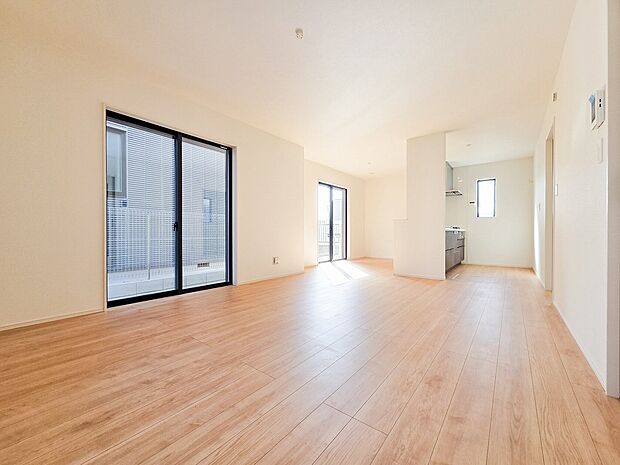 広々としたリビングは、家族全員がのびのびとくつろげる憩いの場所です。明るい光が差し込み、温かみのある空間が、毎日の生活をより豊かで楽しいものにしてくれます。家族みんなで集まるのが楽しみです。