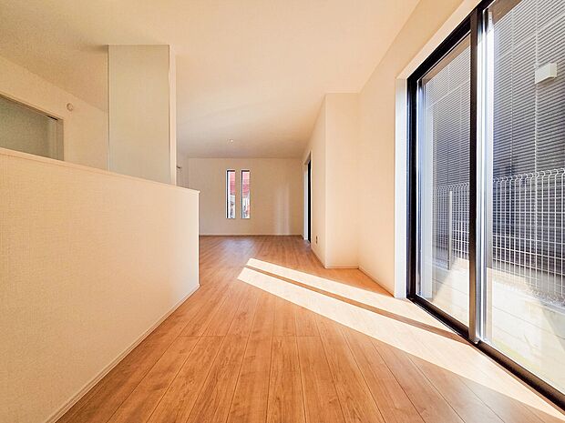 家族がくつろげる広々としたリビング。日差しがたっぷり降り注ぎ、明るく開放的な空間が広がります。ここで過ごす時間が家族の笑顔とともに特別な思い出になり、毎日の生活をより豊かなものにしてくれます。