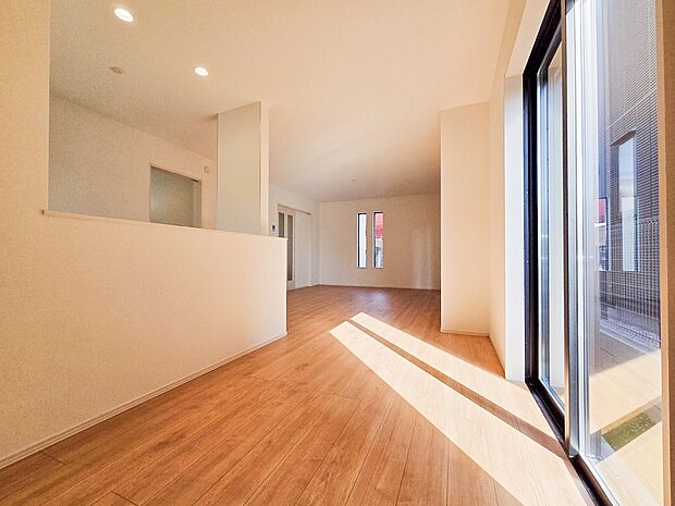 大きな窓から光がたっぷり降り注ぐリビングは、自然とリラックスできる空間です。開放的な広さがもたらす居心地の良さが、日々の生活にゆとりと穏やかさをもたらします。