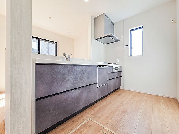 対面式のシステムキッチンが、家事をもっと楽しいひとときに変えてくれます。リビングを見渡せる安心感と、広い作業スペース、たっぷりの収納が充実。会話を楽しみながら、快適に料理ができる空間です。