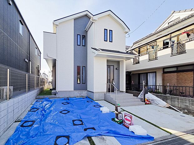 建売住宅ながらも、こだわりを感じるスタイリッシュな外観が魅力。シンプルながらも上質さを感じさせるデザインで、街並みにも調和しつつ、住まいの個性が光ります。訪れる人に好印象を与える佇まいです。