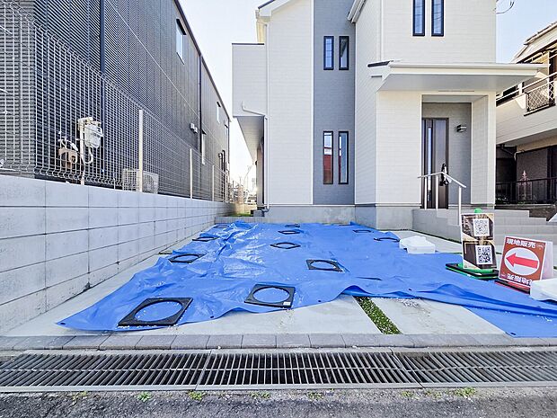 敷地内に駐車場があるため、車の移動がスムーズに行え、日常の外出が便利です。防犯面でも安心して利用できる駐車場です。