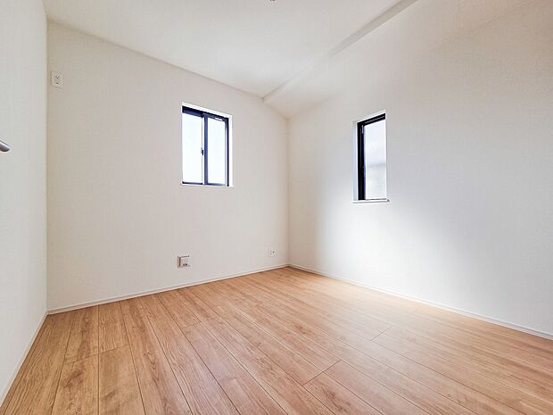 窓から差し込む柔らかな光が心地よい居室は、広さがあり、のびのびとした気分で過ごせます。趣味やリラックスの時間を楽しめる多用途な空間で、心安らぐ毎日が広がります。