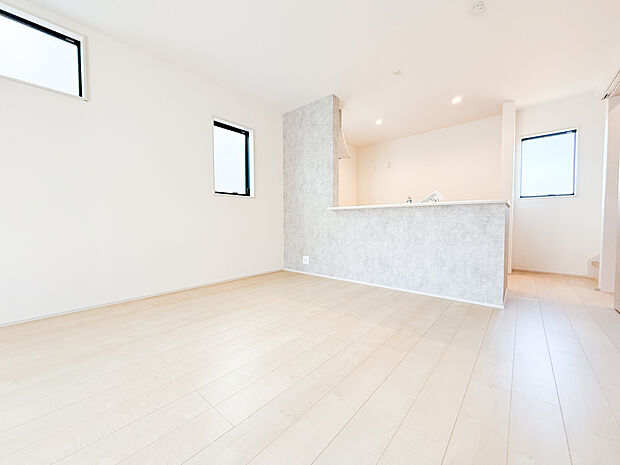 内装一新の美空間。ゆとりあるダイニングに柔らかな光が差し込み、毎日の朝食を優雅に彩ります。