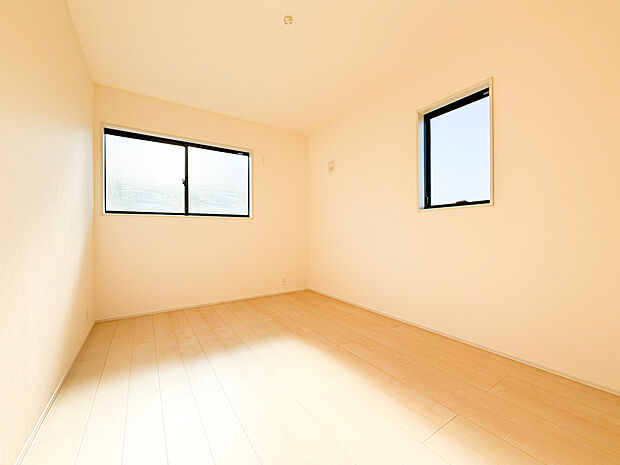 お子様の自立心を育む、明るい個室。勉強や趣味に集中できる環境が、健やかな成長を優しく支えます。