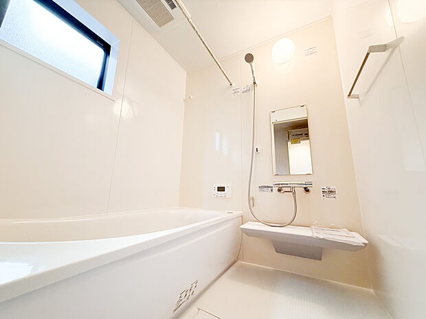 足を伸ばしてゆったり浸かれる一坪バス。一日の疲れをリセットする、至福のプライベート空間。