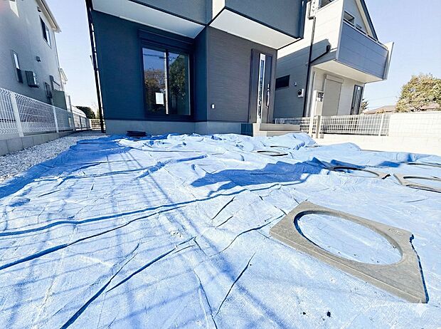 2台並列駐車が可能なゆとりのスペース。来客時も安心で、ご夫婦で車をお持ちの家庭にも嬉しい設計。