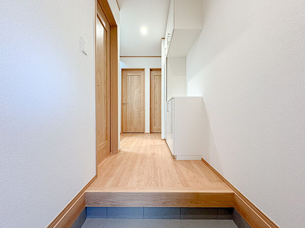 玄関には鏡付き収納が設けられており、お出かけの際に身だしなみチェックが行えます。