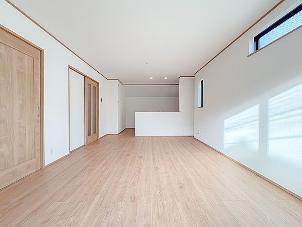 南西向きのリビングのため、陽当たり良好、日中は明るい環境でご生活できます。