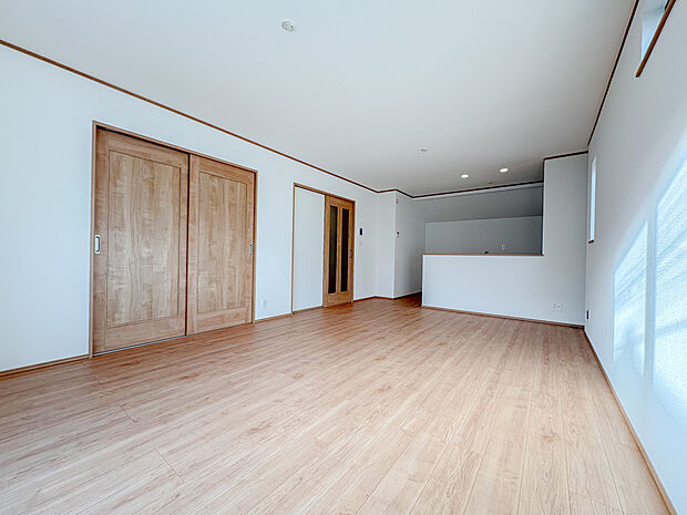 壁紙や天井に白い色を採用しているため、自然光や照明を効果的に反射し、全体が明るく感じられます。