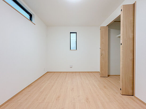 4.37帖の子供部屋は、収納、日当たりが良いためお子様部屋にいかがでしょうか。