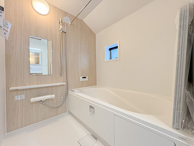 足を伸ばせる浴槽、暖房、浴室乾燥など便利な機能付きとなり、雨の日などに大活躍いたします。