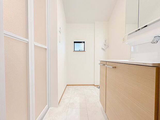 脱衣場は、着衣の着脱が行いやすい広さとなり、三面化粧台も設けられております。