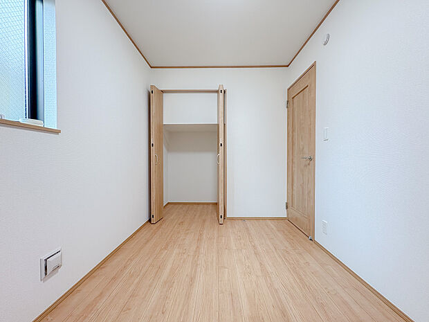 6帖の納戸は北側に設けられているため、本や洋服など色褪せしたくない物の収納がおすすめです。