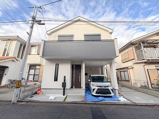 落ち着いた色合いの外壁が、上品で洗練された高級感のある佇まいを演出します。