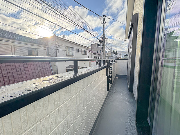 バルコニーは洗濯物が一度に干しきれる広さとなり、南面のため乾きやすくなっております。
