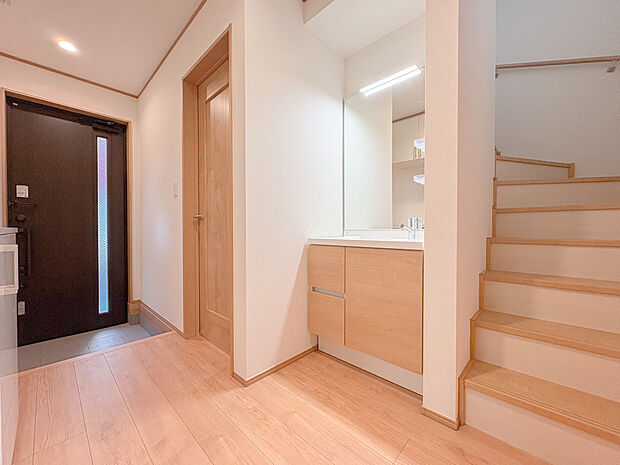 一階ホールには洗面台が設けられており、ご帰宅の際にすぐ手洗いが行えます。