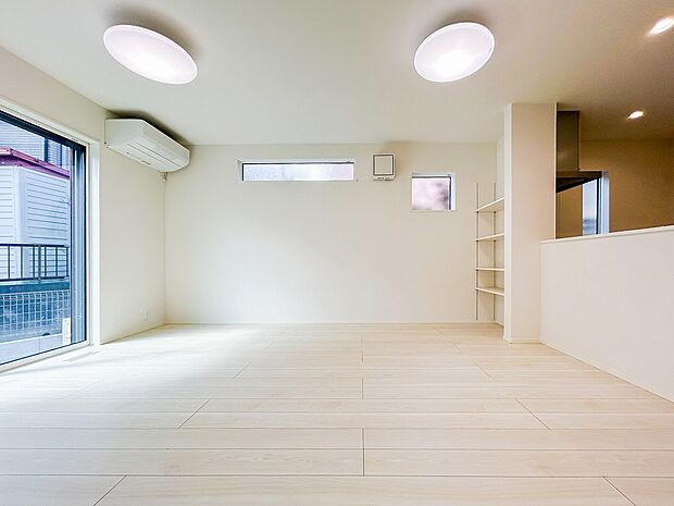 広々としたリビングは、家族全員がのびのびとくつろげる憩いの場所です。明るい光が差し込み、温かみのある空間が、毎日の生活をより豊かで楽しいものにしてくれます。家族みんなで集まるのが楽しみです。