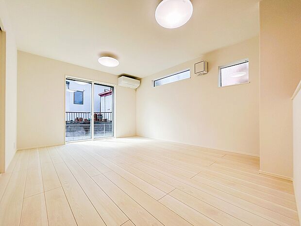 リビングに広がる開放的な空間は、家族が自然と集まり笑顔が絶えない場所。大きな窓から差し込む光が明るさと心地よさをもたらし、毎日の暮らしにゆとりと穏やかさを与えてくれる、家族の憩いの場所です。