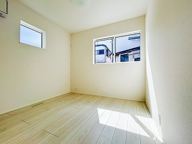 広々な子供部屋は、のびのびと過ごせる空間が魅力です。明るい日差しが差し込み、遊びや勉強に集中できる居心地の良い環境となります。お子さまの成長に合わせたレイアウト変更もしやすく、収納も充実しています。
