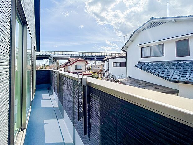 洗濯物がよく乾く明るいバルコニーは、風通しも良く、家事の効率が高まる環境です。広さがあるため、お洗濯物をたっぷり干せるのが嬉しいポイントで、日々の生活にゆとりが生まれます。