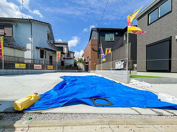 敷地内に駐車場があるため、車の移動がスムーズに行え、日常の外出が便利です。防犯面でも安心して利用できる駐車場です。