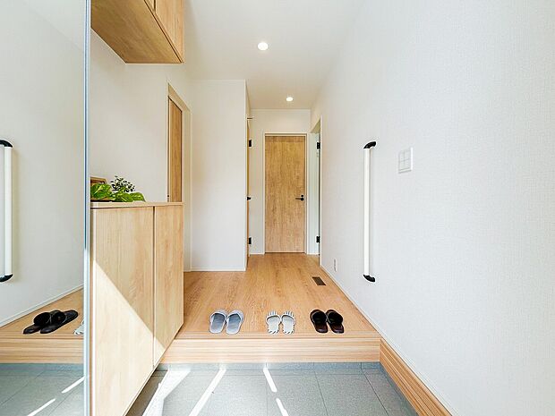 ゆとりある玄関スペースは、住まい全体に上質な雰囲気をもたらします。季節物の収納や小物の整理ができる収納も備え、日常の出入りがスムーズで快適な空間が整っています。