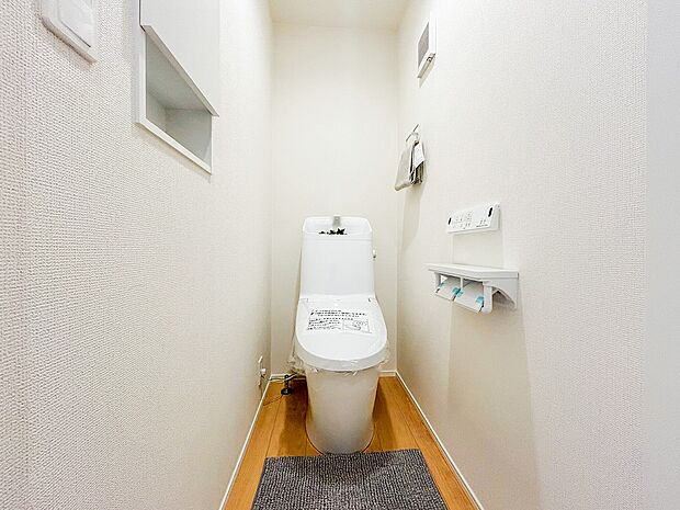 トイレには新築ならではの清潔感が漂い、シンプルなデザインが心地よい空間を作ります。広めのスペースでリラックスして使える設計がされており、日々の生活がより快適です。