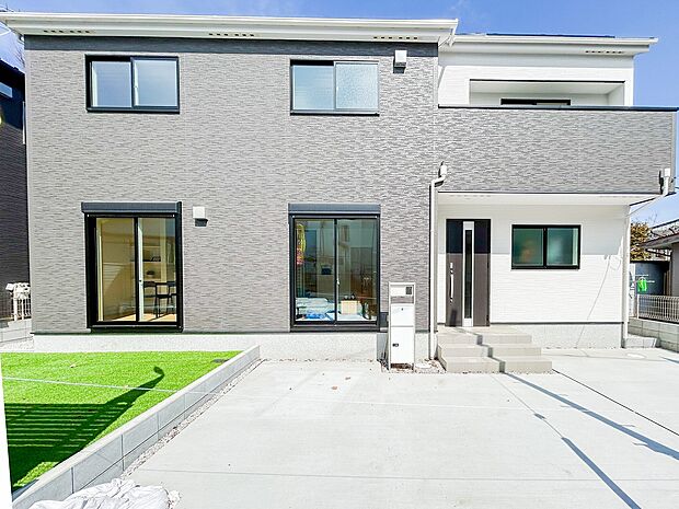 建売住宅ながらも、こだわりを感じるスタイリッシュな外観が魅力。シンプルながらも上質さを感じさせるデザインで、街並みにも調和しつつ、住まいの個性が光ります。訪れる人に好印象を与える佇まいです。