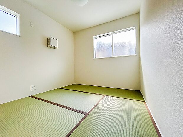 和室は、家族の集まりやおもてなしにもぴったりの空間。畳の温もりと柔らかな雰囲気がリラックスできる時間を提供してくれます。心安らぐ空間で、季節の変化を感じながら、穏やかなひとときを過ごせます。