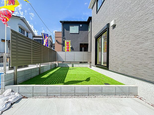 ゆったりとしたお庭は、植物を育てたり、リラックスした時間を楽しむのにぴったりの空間です。外でのひとときが心地よく、穏やかな時間が流れる場所が広がっています。家族みんながリラックスできるお庭です。