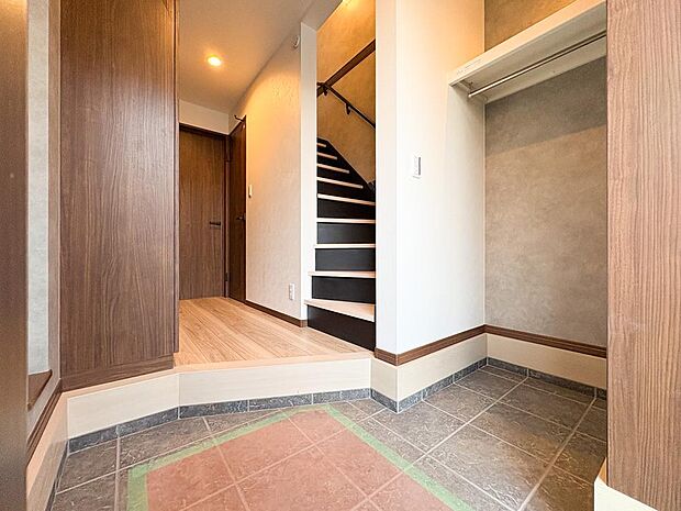 大容量のシューズインクローク。アウトドア用品や遊具置きにも。デザイン性の高い階段で、使いやすくスタイリッシュ。