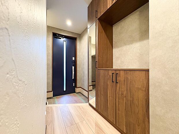 姿見付きの玄関収納。ミラーで身だしなみをチェック。たっぷりの収納力で玄関はいつもきれいに。