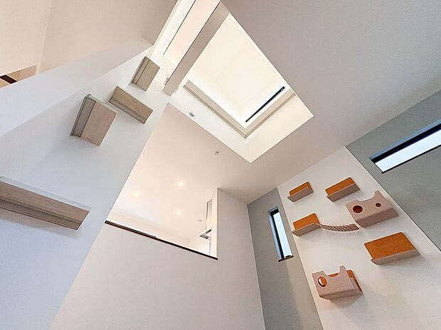 開放感あふれる吹抜け。縦の空間を有効活用し、家全体を繋ぐ明るい吹き抜けが魅力です。